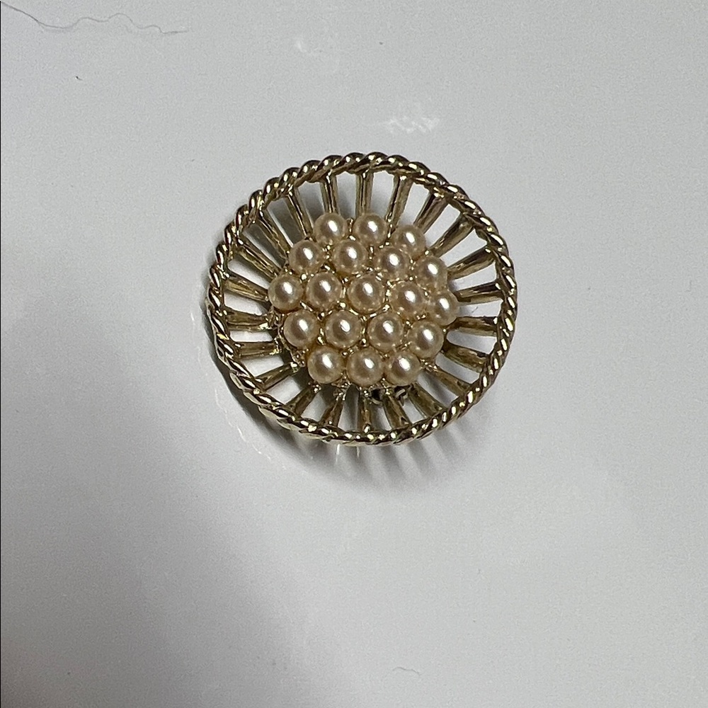 Elegant Gold and Pearl Brooch